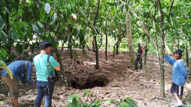Tanah amblas di Maros, 11 makam ikut tenggelam. (Sulselsatu/Indra Sadli Pratama)