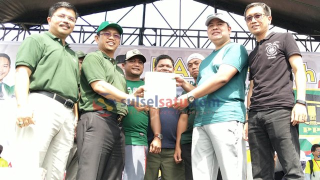 Wakil Ketua Umum DPP PPP, Amir Uskara didampingi Ketua DPW PPP Sulsel, HM Aras menyerahkan surat rekomendasi ke bakal calon Bupati dan Wakil Bupati Bulukumba Askar HL-Arum Spink. (Sulselsatu/Asrul)