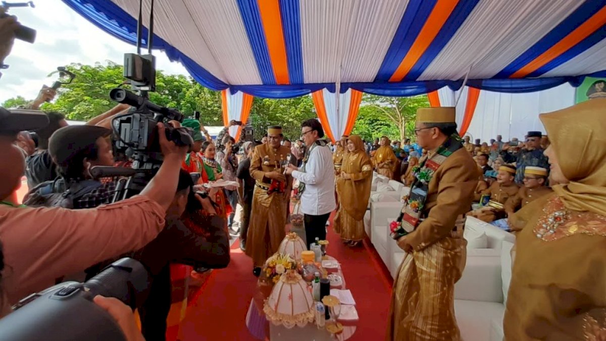 Hadiri HUT Barru, Tjahjo Dapat Keris dari Suardi Saleh