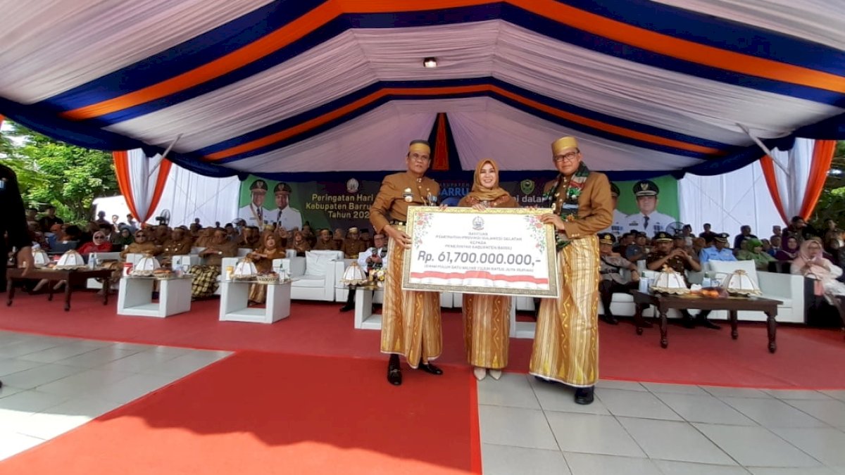 Gubernur Sulsel Serahkan Bantuan Rp61,7 Miliar ke Pemkab Barru