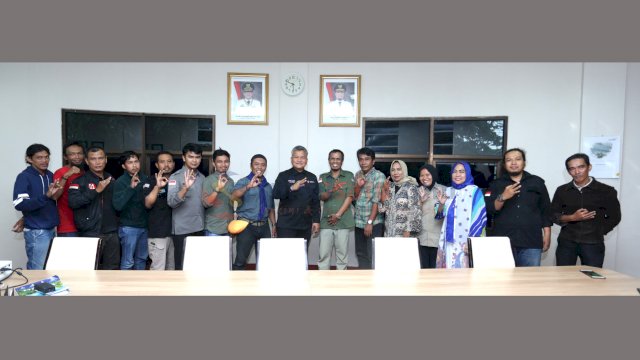 Direktur Utama Perusda Sulsel, Taufik Fachruddin foto bersama panitia Gladian Nasional Pecinta Alam ke XV Sulsel. (Sulselsatu/Kink Kusuma Rein)