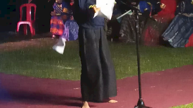 Penampilan Gusnawati pada lomba cipta puisi SKBKT Barru. (ist)