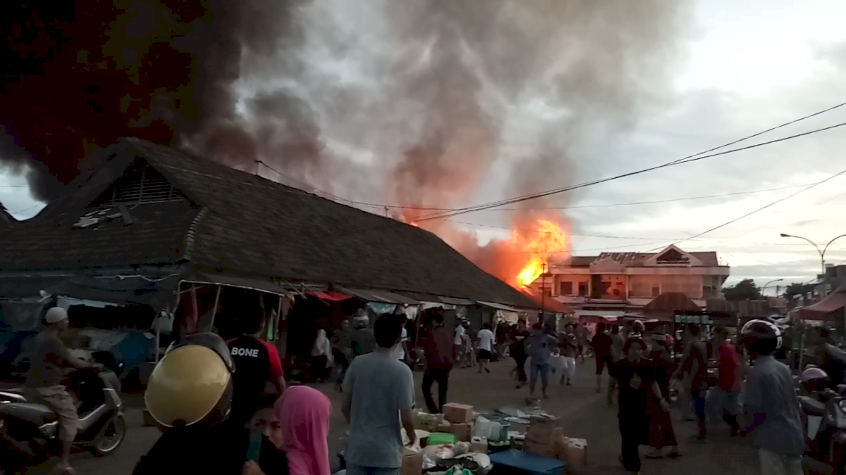 BREAKING NEWS: Pasar Sentral Sinjai Terbakar