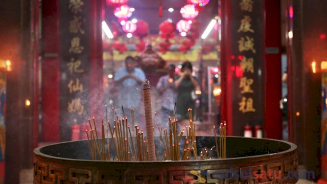 Sembahyang Meja Tinggi dalam perayaan hari ke delapan Imlek 2571 di Klenteng Xian Ma, Makassar, Sabtu (1/2/2020). (Sulselsatu/Kink Kusuma Rein)