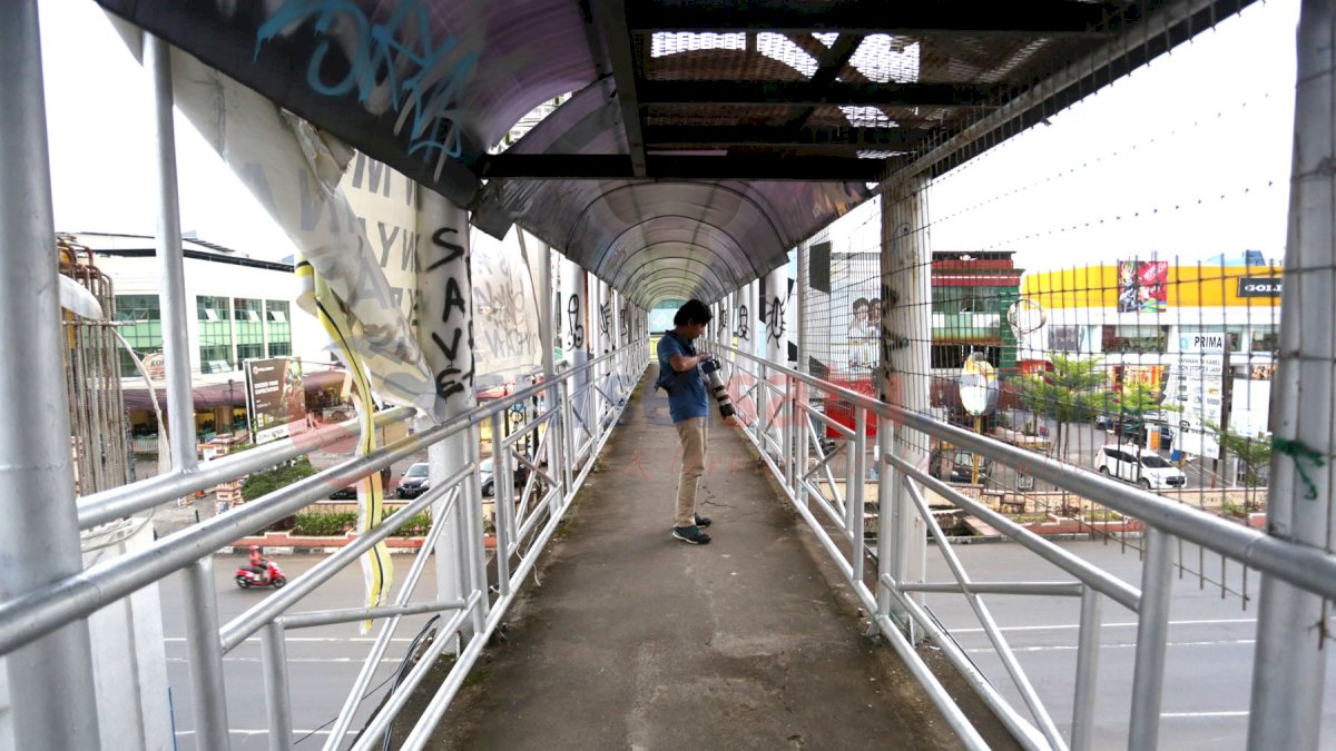 Masyarakat Keluhkan JPO yang Tak Terurus
