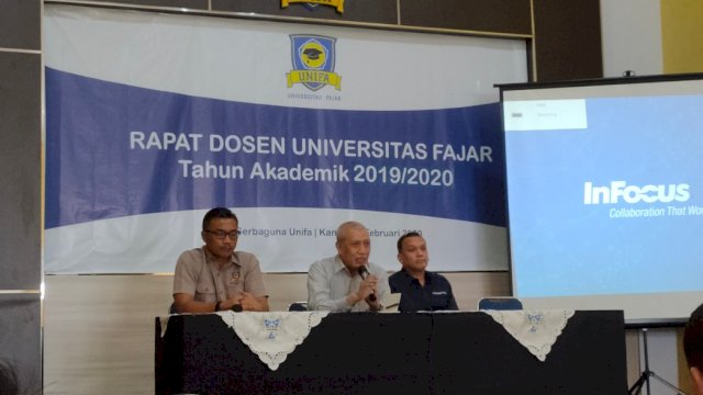 Rektor Unifa, Muliyadi Hamid (tengah) bersama Ketua Yayasan Fajar Ujung Pandang, Muh Ridwan Arief (kanan) serta Deputi Bidang Akademik dan Kerja Sama, Nur Khaerat Nur (kiri) saat meminta dosen membuat konten kreatif untuk perkuliahan dalam jaringan (daring), di ruang Serba Guna Unifa, Kamis (20/2/2020). (Foto/Ist)