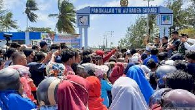 Warga tolak isolasi WNI di Natuna. (foto/int)