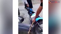 VIDEO: Heboh, Warga Temukan Seekor Ular di Bagian Bawah Mesin Motor