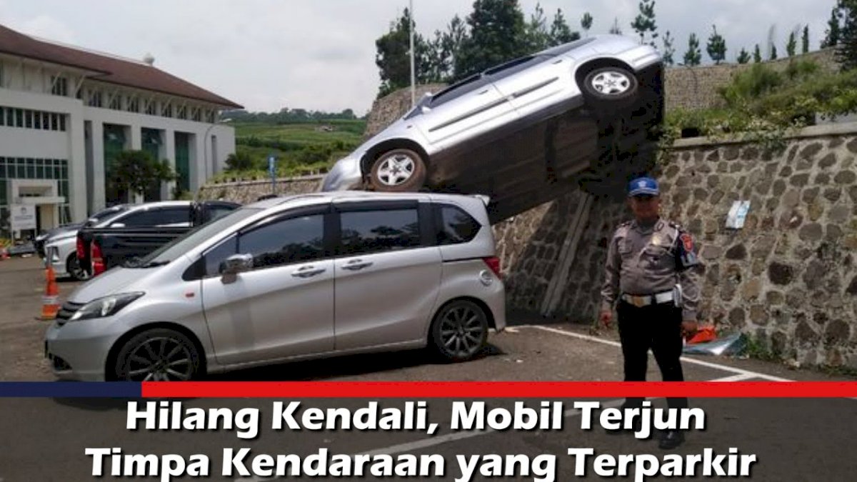 VIDEO: Hilang Kendali, Mobil Terjun Timpa Kendaraan yang Terparkir