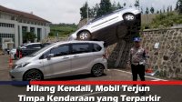 VIDEO: Hilang Kendali, Mobil Terjun Timpa Kendaraan yang Terparkir