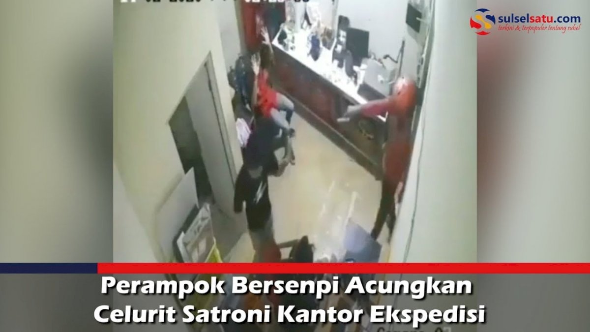 VIDEO: Perampok Bersenpi Acungkan Celurit Satroni Kantor Ekspedisi