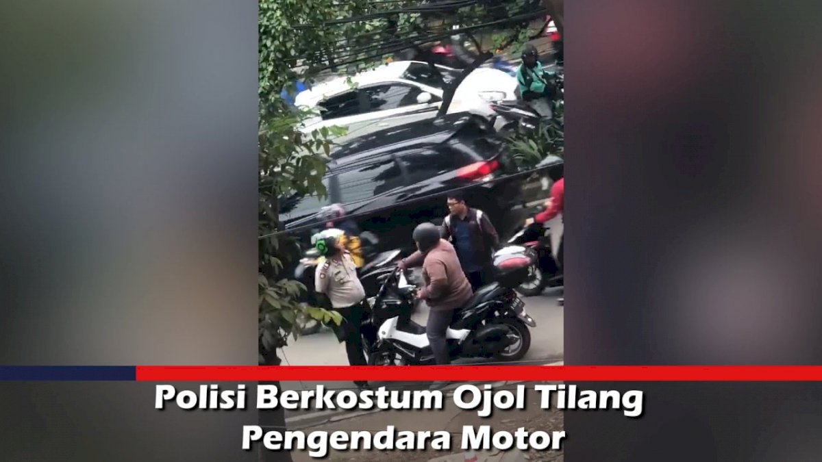 VIDEO: Polisi Berkostum Ojol Tilang Pengendara Motor
