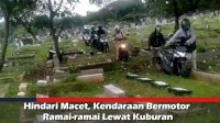 VIDEO: Hindari Macet, Kendaraan Bermotor Ramai-ramai Lewat Kuburan