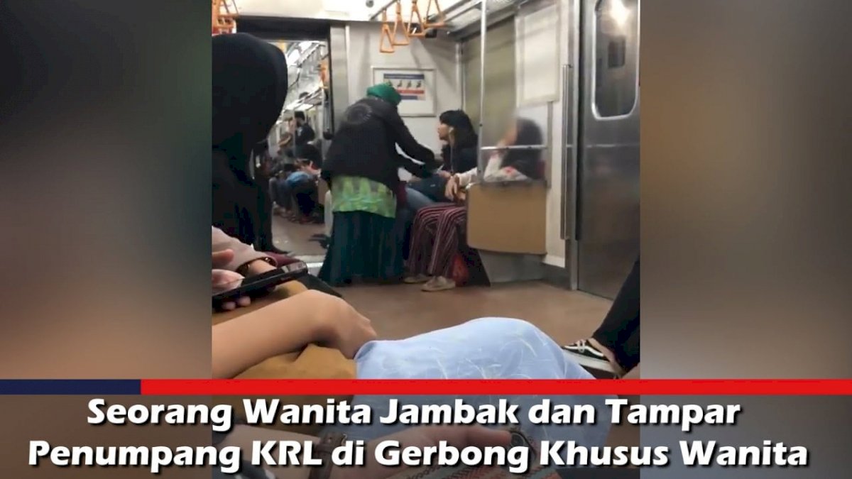 VIDEO: Seorang Wanita Jambak dan Tampar Penumpang KRL di Gerbong Khusus Wanita