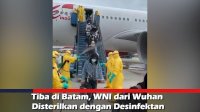 VIDEO: Tiba di Batam, WNI dari Wuhan Disterilkan dengan Desinfektan