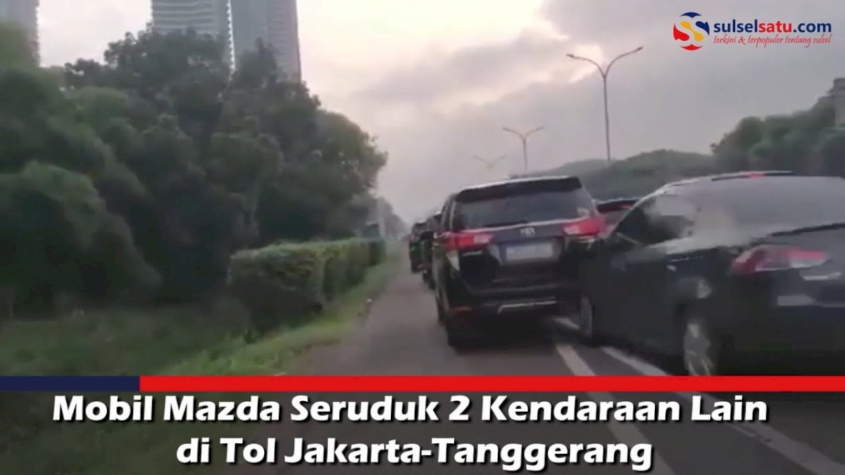 VIDEO: Mobil Mazda Seruduk 2 Kendaraan Lain di Tol Jakarta-Tanggerang