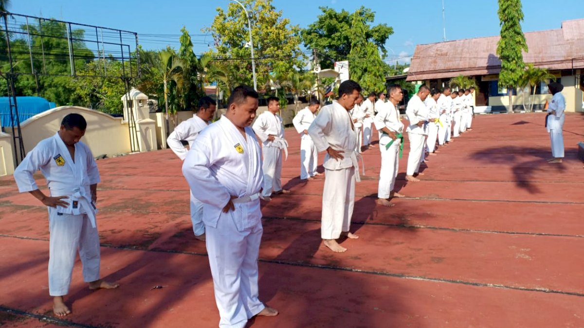 Personil Polres Sinjai Dibekali Ilmu Bela Diri Dalam Mengayomi dan Melayani Masyarakat