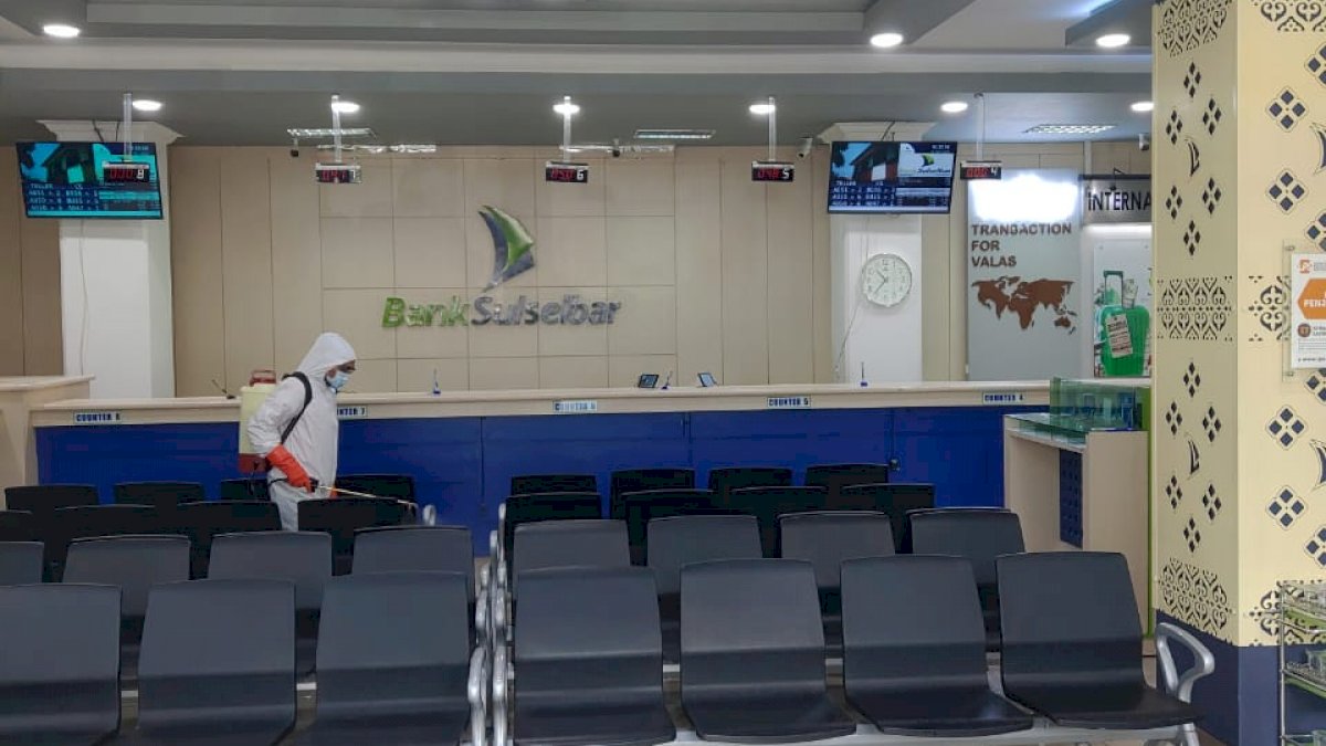 Cegah Penyebaran Corona, Bank Sulselbar Lakukan Penyemprotan Disinfektan