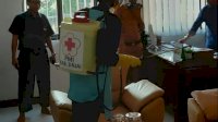 PMI Semprot Disinfektan Dua Perguruan Tinggi di Sinjai