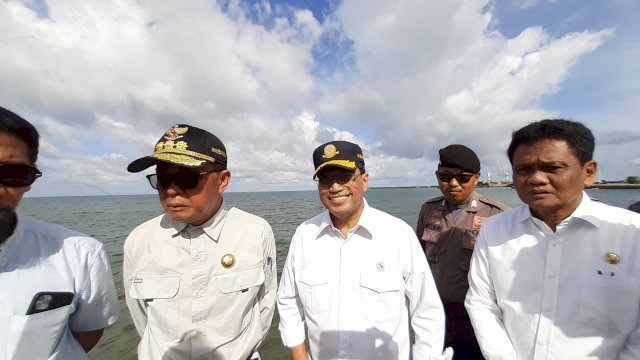 Menhub Budi Karya Sumadi saat meninjau Pelabuhan Garongkong Barru.(Sulselsatu/Asriadi Rijal )