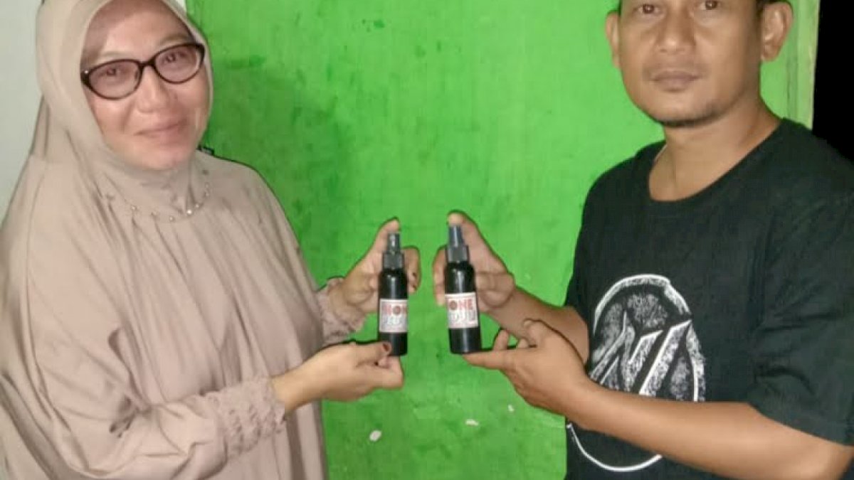Lawan Corona, Relawan Cawalkot Ini Bagikan Hand Sanitizer dan Semprot Disinfektan