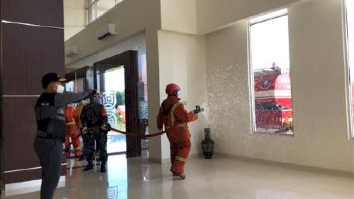 Pemkot Gandeng TNI dan Damkar “Cuci” Hotel Grand Sayang