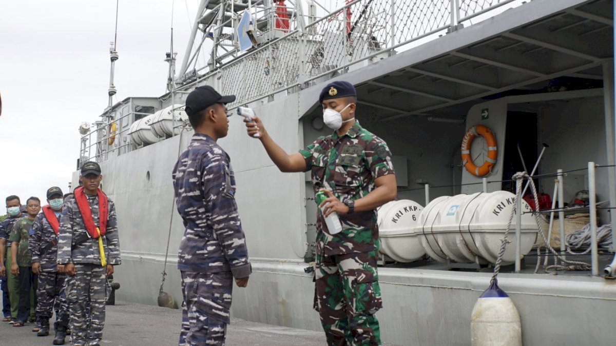Sandar di Lantamal VI, KRI Kakap-811 Disambut Tembakan Disinfektan