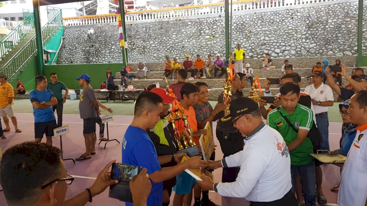 Pangerang Rahim Serahkan Hadiah Pemenang Turnamen Tenis Parepare Cup