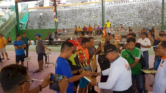 Pangerang Rahim,Turnamen Tenis Parepare CupWawali Parepare Pangerang Rahim menyerahkan hadiah kepada pemenang Tenis Parepare Cup. (ist)