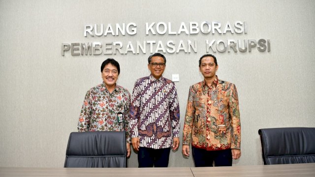 Gubernur Sulsel Nurdin Abdullah bersama tim Korsupgah KPK. (ist)