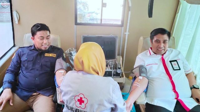 Ketua KT Turikale Zulkifli dan Ketua PMI Maros Chaidir Syam donor darah. (ist)