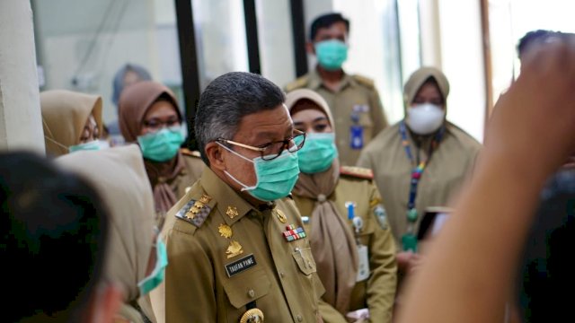 Taufan Pawe pantau ruang isolasi penanganan virus corona RSUD Andi Makkasau Parepare. (ist) 