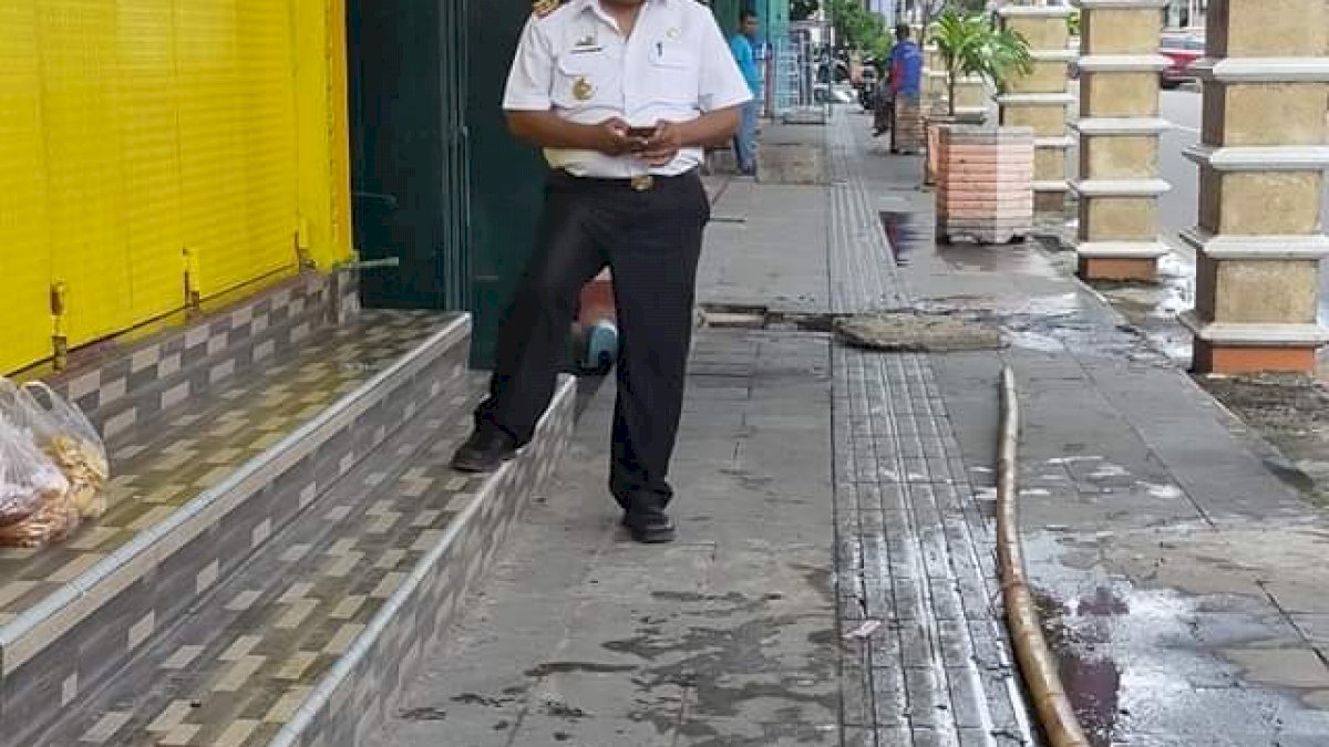 Antisipasi Banjir, DLH Parepare Keruk Drainase di Kawasan Hastom