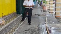 Antisipasi Banjir, DLH Parepare Keruk Drainase di Kawasan Hastom