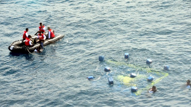 Penurunan media transplantasi karang oleh tim Garuda di Lautku di dasar laut Pulau Kodingareng Keke. (Foto/Ist)