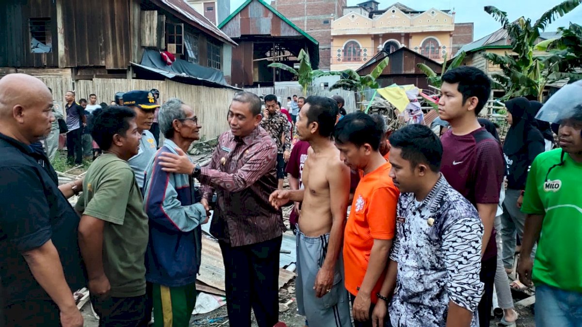 Amran Mahmud Kunjungi Warga Korban Kebakaran Rumah di Teddaopu