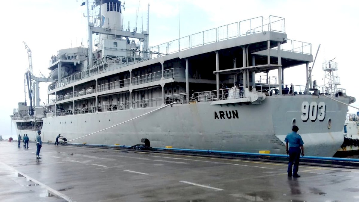 Sandar di Dermaga Hatta Makassar, KRI Arun-903 Disambut Merplug Personel Lantamal VI