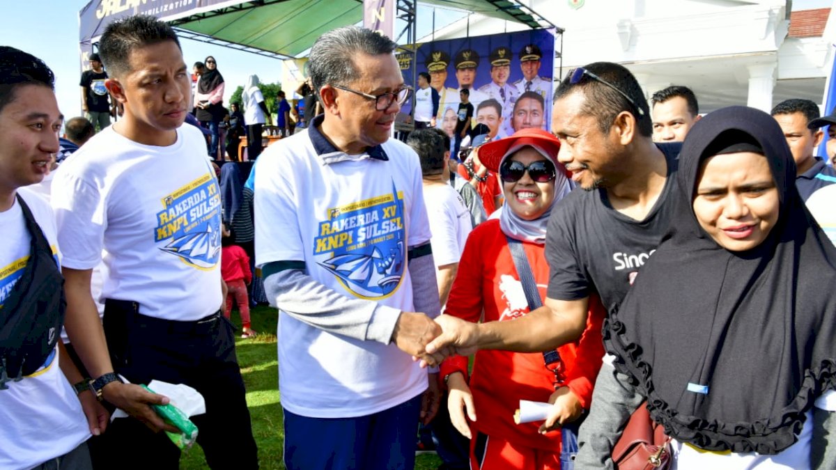 Gubernur Sulsel Lepas Peserta Jalan Sehat KNPI di Palopo