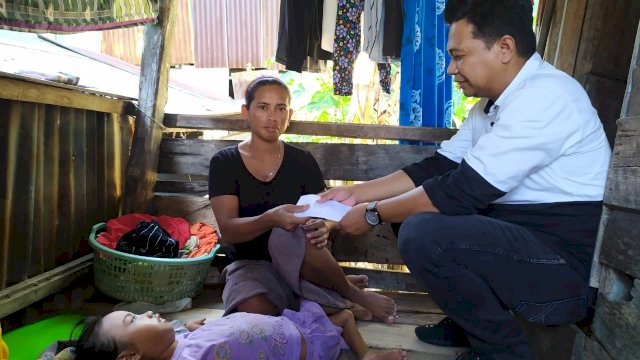 Ketua AJB Barru Ahmadi saat menyerahkan uang tunai ke ibunda Adelia. (ist)