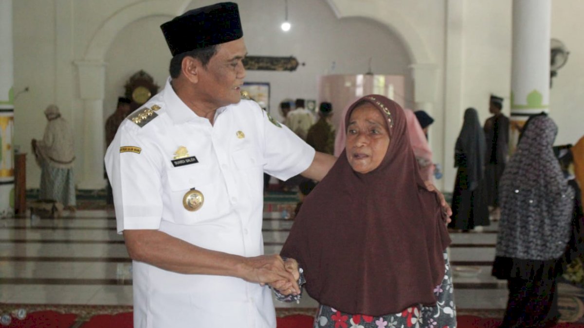 Beginilah Gaya Natural Suardi Saleh, Tak Risih Layani Permintaan Warga