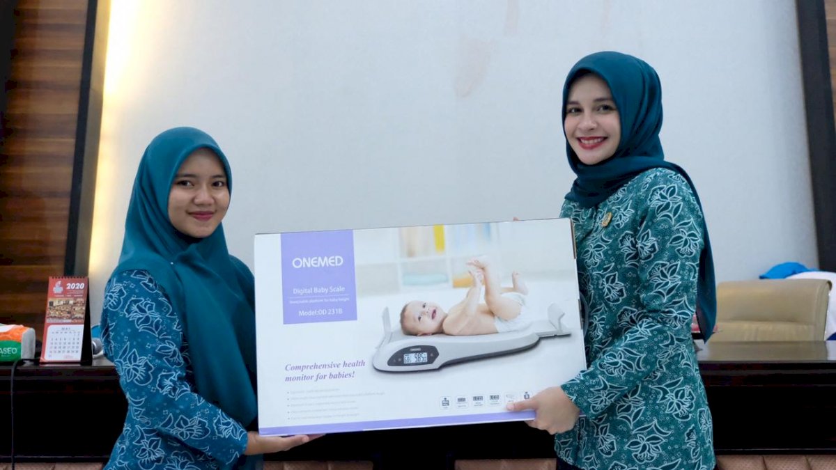 Apresiasi PKK Desa, Priska Serahkan Timbangan Bayi Digital ke Dua Desa di Gowa