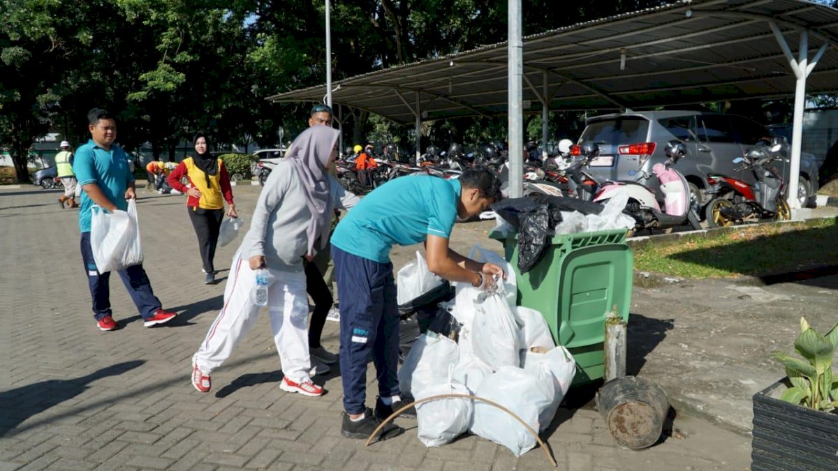 Cegah Penyebaran Virus Corona, Management Bandara Sulhas Bersihkan Seluruh Area Bandara