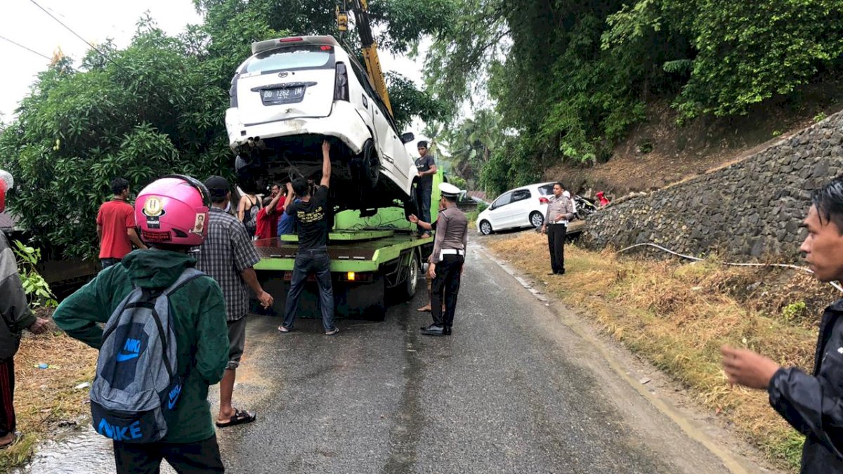 Mobil Xenia Terjun Bebas ke Permukiman Warga di Sinjai Timur