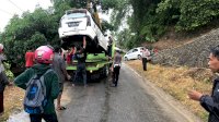 Mobil Xenia Terjun Bebas ke Permukiman Warga di Sinjai Timur
