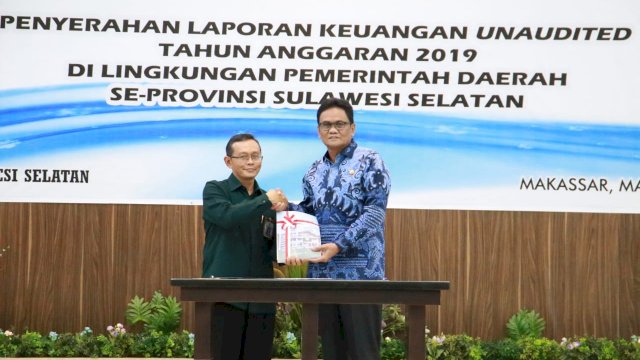 Bupati Barru Suardi Saleh menyerahkan Laporan Keuangan Unaudited tahun anggaran 2019 kepada BPK Perwakilan Sulsel di Makassar. (ist)
