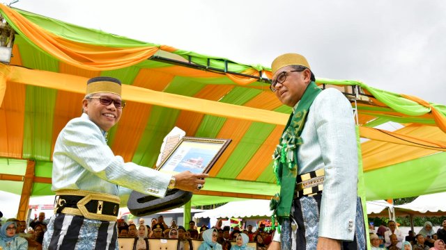 Wali Kota Parepare Taufan Pawe menyerahkan cenderamata ke Gubernur Sulsel Nurdin Abdullah di pucak HUT Parepare ke-60. (ist) 