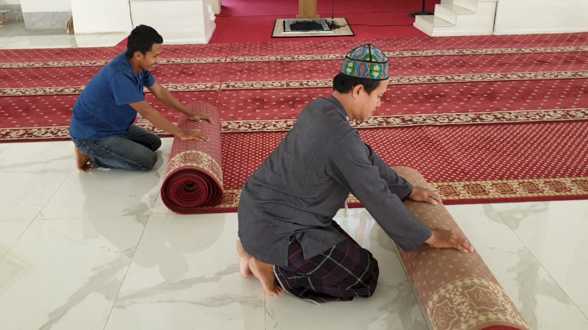 Antisipasi Corona, Pengurus Sterilkan Masjid Agung Syekh Yusuf Gowa