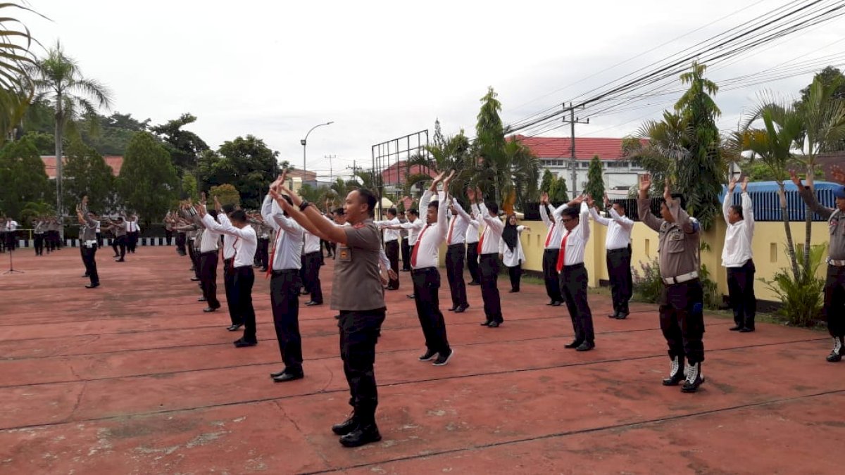 Kapolres Sinjai Pimpin Anggotanya Senam AW S3 Setelah Apel Pagi