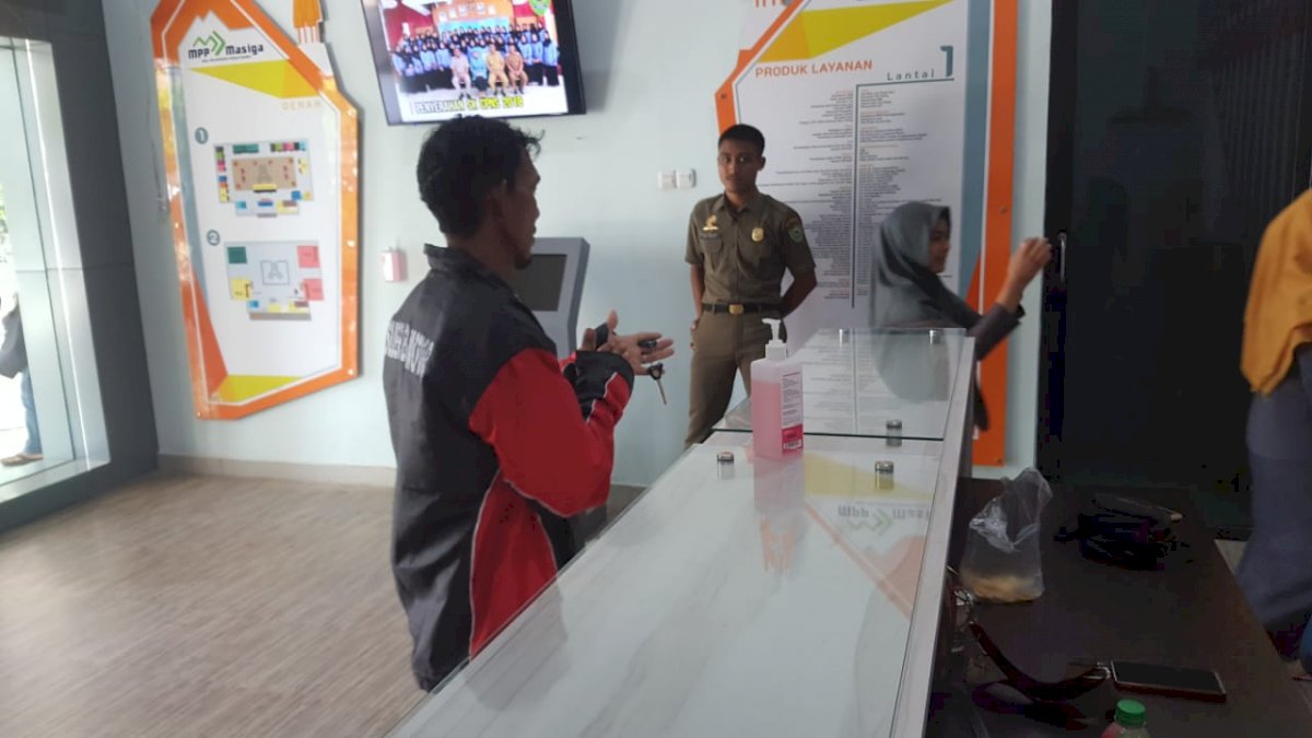 Pengunjung Mal Pelayanan Publik di Barru Wajib Pakai Hand Sanitiser