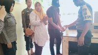 Petugas Penjagaan Polres Sinjai Siapkan Hand Sanitizer Buat Pengunjung